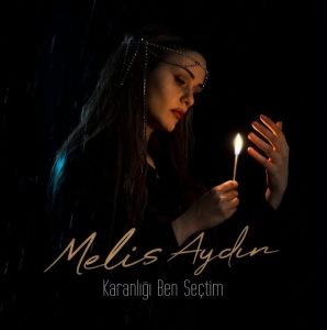 دانلود اهنگ ترکی Melis Aydın بنام Karanlığı Ben Seçtim