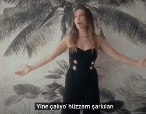 دانلود موزیک ویدئوی جدید Ebru Yasar به نام Yine Caliyor
