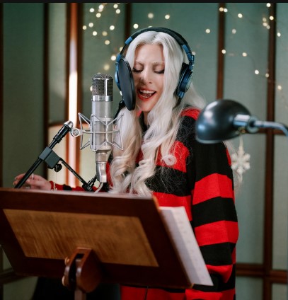 دانلود آهنگ Lady Gaga بنام Santa Claus Is Coming To Town